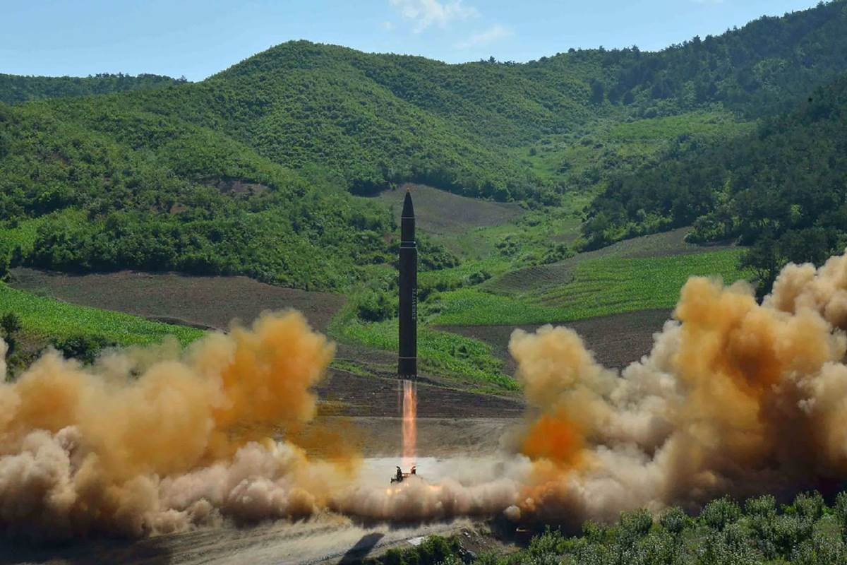 Theo đó, tờ báo này đã lên án các hành vi đế quốc của Mỹ khi ép buộc Bình Nhưỡng dừng các chương trình thử nghiệm tên lửa, tiến hành phi hạt nhân hoá nhưng đổi lại Mỹ không có bất cứ động thái gì để quá trình đàm phán giữa hai nước được tiến triển. Nguồn ảnh: KCNA.