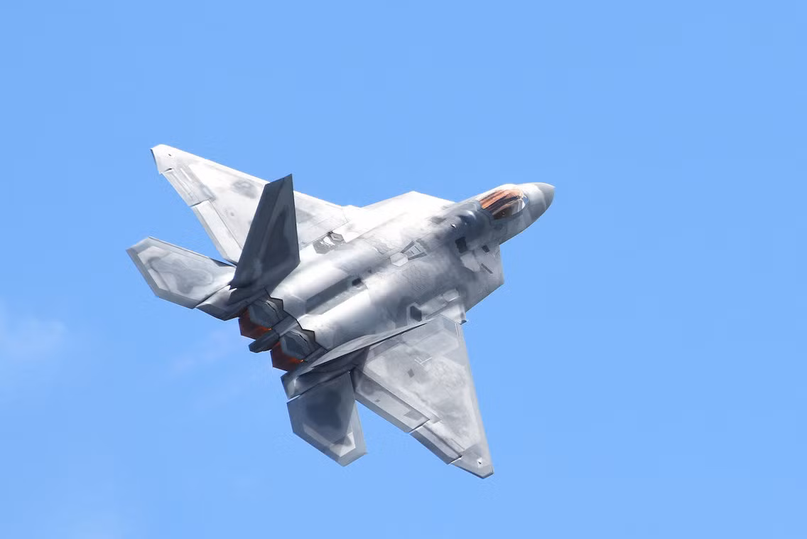 Màn trình diễn có sự xuất hiện của một loạt các loại chiến đấu cơ trong đó có loại chiến đấu cơ F-22 Raptor hiện đại bậc nhất thế giới ngày nay cùng với siêu cơ ném bom B-2 Spirit. Nguồn ảnh: BI.