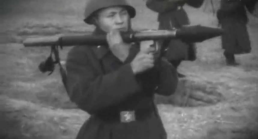 Với tiêu chí sản xuất là rẻ, bền và hiệu quả, súng chống tăng B-40 có thiết kế đơn giản với hệ thống ngắm có thể gập gọn dọc thân súng. Ngoài ra khẩu súng chống tăng này cũng có cơ cấu ngắm cực kỳ đơn giản vì tầm bắn tối đa của nó chỉ khoảng 100 mét trở lại. Nguồn ảnh: Pinterest.