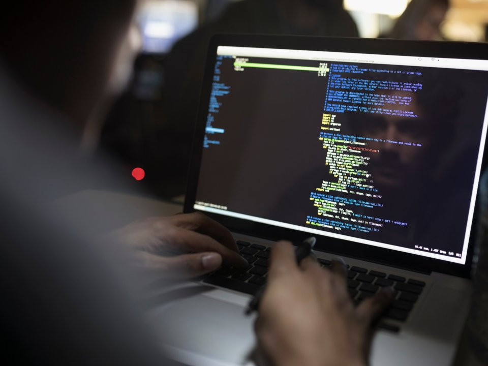 Tờ Insider của Mỹ nhận định, Mỹ đã thua Trung Quốc trong cuộc chiến mạng ngay từ đầu vì chính phủ Trung Quốc sẵn sàng thuê tin tặc mũ đen và đồng ý cho phép họ kích thích bản thân bằng mọi cách để "tăng hiệu suất lao động" - một trong những điều không thể xảy ra được ở Mỹ. Nguồn ảnh: BI.