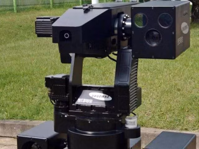 Trí thông minh nhân tạo cũng là một trong những con "át chủ bài" mà Trung Quốc hiện tại đang dẫn đầu thế giới, các công ty lớn của Trung Quốc trong lĩnh vực này luôn chi trả lương cao hơn nhiều so với các công ty ở phương Tây để thu hút nhân tài. Từ những thành tựu mà các công ty "bình phong" nghiên cứu được, chính phủ Trung Quốc có thể áp dụng dễ dàng vào lĩnh vực quốc phòng. Nguồn ảnh: BI.