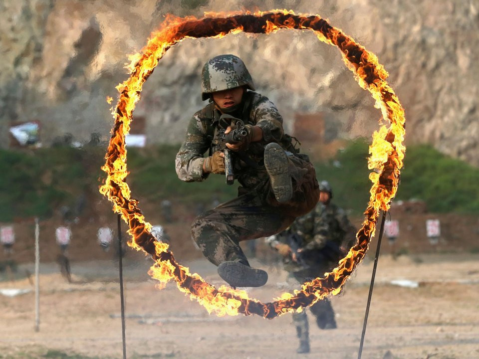 Về chiến thuật tác chiến, Trung Quốc cũng xây dựng cho quân đội của mình những học thuyết tác chiến khác lạ và mang hướng phản kích lại các học thuyết và lối đánh của Mỹ. Cụ thể, thay vì phát triển các loại vũ khí, hoả lực có mật độ tập trung cao Trung Quốc lại thiên về việc đầu tư cho các loại vũ khí tầm xa như tên lửa đạn đạo. Nguồn ảnh: BI.