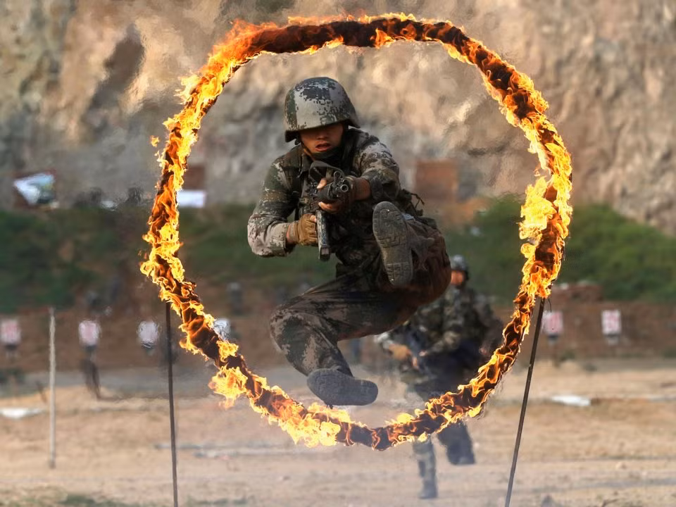 Về chiến thuật tác chiến, Trung Quốc cũng xây dựng cho quân đội của mình những học thuyết tác chiến khác lạ và mang hướng phản kích lại các học thuyết và lối đánh của Mỹ. Cụ thể, thay vì phát triển các loại vũ khí, hoả lực có mật độ tập trung cao Trung Quốc lại thiên về việc đầu tư cho các loại vũ khí tầm xa như tên lửa đạn đạo. Nguồn ảnh: BI.