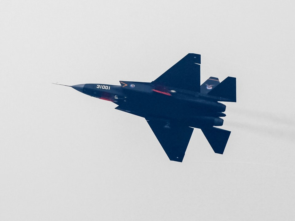 Mới đây, trang Business Insider vừa có bài viết gây nhiều tranh cãi về những cách thức bí ẩn giúp Trung Quốc ngày nay đã bắt kịp sức mạnh quân sự nước Mỹ. Trong bài viết này, các chuyên gia nhận định, việc không có hàng trăm năm tích luỹ kiến thức nền tảng khoa học công nghệ như phương Tây là một trong những thách thức lớn nhất của Trung Quốc trong quá trình tăng tốc để đuổi kịp sức mạnh quân sự của các cường quốc. Nguồn ảnh: BI.