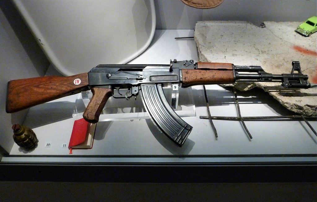 Súng trường tự động Type 56 hay còn có tên Hán Việt là "Kiểu 56" được Trung Quốc chế tạo dựa trên thiết kế của khẩu AK-47 và AKM do Liên Xô sản xuất. Loại súng này được Trung Quốc sản xuất từ năm 1956 và tới nay vẫn tiếp tục được sử dụng tại nhiều quốc gia trên thế giới. Nguồn ảnh: Pinterest.