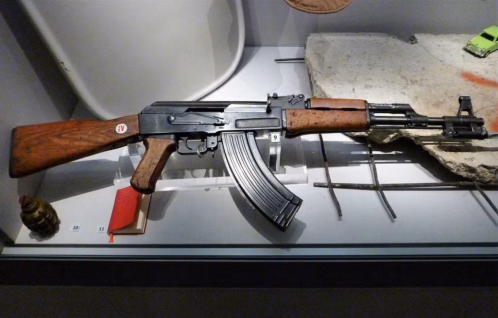 Súng trường tự động Type 56 hay còn có tên Hán Việt là "Kiểu 56" được Trung Quốc chế tạo dựa trên thiết kế của khẩu AK-47 và AKM do Liên Xô sản xuất. Loại súng này được Trung Quốc sản xuất từ năm 1956 và tới nay vẫn tiếp tục được sử dụng tại nhiều quốc gia trên thế giới. Nguồn ảnh: Pinterest.