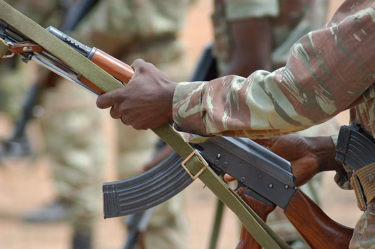 Đầu ruồi của AK-47 cũng cho xạ thủ trường nhìn rộng hơn chứ không bị vướng vòng tròn bảo vệ như trên đầu ruồi của Type 56. Tuy nhiên trong điều kiện tác chiến, vòng tròn bảo vệ của Type 56 sẽ cho phép phần đầu ruồi của khẩu súng này không bị va đập và bị cong vênh. Nguồn ảnh: Tube.