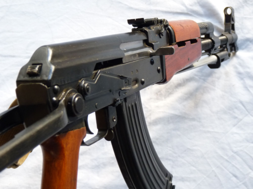 Tính tới thời điểm hiện tại, trên thế giới vẫn còn một vài quốc gia tiếp tục sản xuất khẩu súng trường tấn công này trong đó có các nước như Sudan, Campuchia và Albania. Việt Nam cũng đã từng sản xuất và sử dụng rất nhiều khẩu Type 56 trong biên chế của mình. Nguồn ảnh: Pinterest.