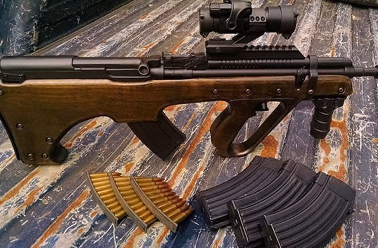 Đây cũng không phải lần đầu tiên khẩu súng trường tấn công Type 56 cổ lỗ sĩ của Trung Quốc bị mang ra "độ chế" lại thành súng trường tấn công kiểu Bullpup. Trong ảnh là một khẩu SKS được độ lại với thiết kế của một khẩu súng Bullpup (băng đạn được đặt phía sau) với kích thước chỉ bằng một nửa so với phiên bản SKS tiêu chuẩn.Nguồn ảnh: Rifle.