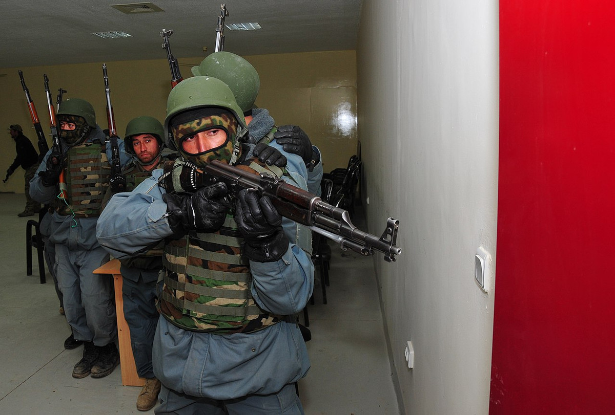 Về cơ bản, súng trường tấn công Type 56 có cơ chế hoạt động gần như giống hệt với AK-47 do Liên Xô sản xuất. Cách dễ nhất để phân biệt giữa khẩu AK-47 và Type 56 đó là phần lưỡi lê. Lê của Type 56 có thiết kế ba cạnh trong kh iddos lê của AK-47 có thiết kế kiểu lá lúa. Nguồn ảnh: Flickr.