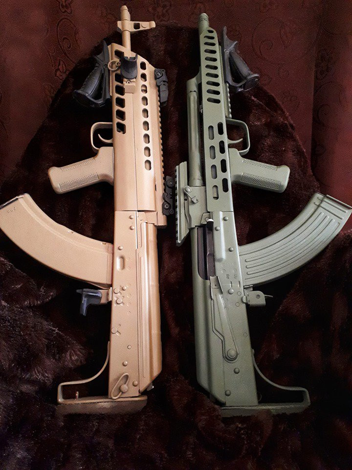 Trong quá khứ, có rất nhiều mẫu độ chế của khẩu súng trường tấn công này từng được ra đời và giới thiệu. Tuy nhiên phần nhiều trong số đó chỉ là độ để sưu tầm, hiếm thấy phiên bản độ nào được đưa vào sử dụng trong quân đội như của Thái Lan. Nguồn ảnh: Forces.