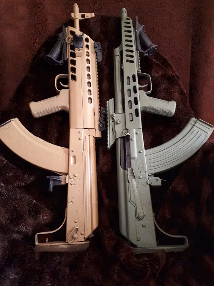 Trong quá khứ, có rất nhiều mẫu độ chế của khẩu súng trường tấn công này từng được ra đời và giới thiệu. Tuy nhiên phần nhiều trong số đó chỉ là độ để sưu tầm, hiếm thấy phiên bản độ nào được đưa vào sử dụng trong quân đội như của Thái Lan. Nguồn ảnh: Forces.