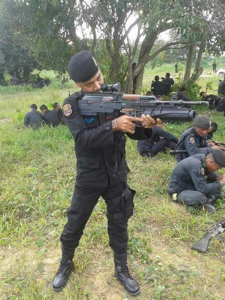 Quân đội Thái Lan vừa để lộ hình ảnh một khẩu súng trường tấn công kiểu Bullpup được nước này độ lại từ khẩu Type 56 khiến nhiều người phải sững sờ. Về cơ bản, hệ thống "khung ngầm" của khẩu súng này dựa trên thiết kế của Type 56 với nòng được kéo dài kèm theo đó là phần đầu khá giống của khẩu AUG trong khi đó báng súng lại "vay mượn" thiết kế từ WA-2000. Nguồn ảnh: Twitter.