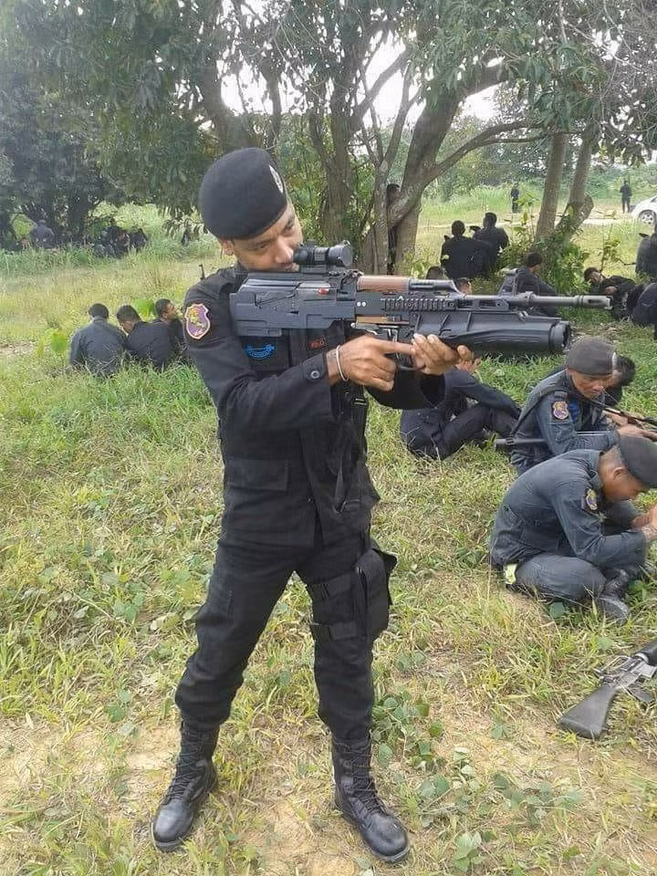 Quân đội Thái Lan vừa để lộ hình ảnh một khẩu súng trường tấn công kiểu Bullpup được nước này độ lại từ khẩu Type 56 khiến nhiều người phải sững sờ. Về cơ bản, hệ thống "khung ngầm" của khẩu súng này dựa trên thiết kế của Type 56 với nòng được kéo dài kèm theo đó là phần đầu khá giống của khẩu AUG trong khi đó báng súng lại "vay mượn" thiết kế từ WA-2000. Nguồn ảnh: Twitter.