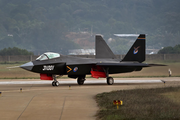 Ngoài việc FC-31 sử dụng tới hai động cơ trong khi F-35 chỉ có một động cơ, kiểu dáng khí động học và cách thiết kế cánh nâng, cánh đuôi của FC-31 gần như tương đồng hoàn toàn với chiến đấu cơ F-35 hiện đang phục vụ trong biên chế của Không quân Mỹ. Nguồn ảnh: QQ.