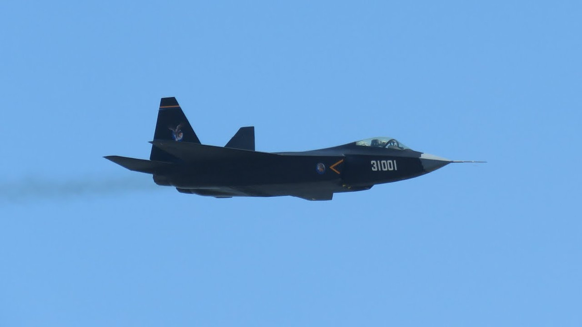 Thông số trên là gần như tương đồng với tiêm kích F-35 của Mỹ khi loại tiêm kích này có thể cất cánh với trọng lượng tối đa 31 tấn và mang theo... 8,1 tấn vũ khí - nghĩa là vẫn mang theo được lượng vũ khí nhiều hơn FC-31 của Trung Quốc dù chỉ được trang bị một động cơ. Nguồn ảnh: Military.