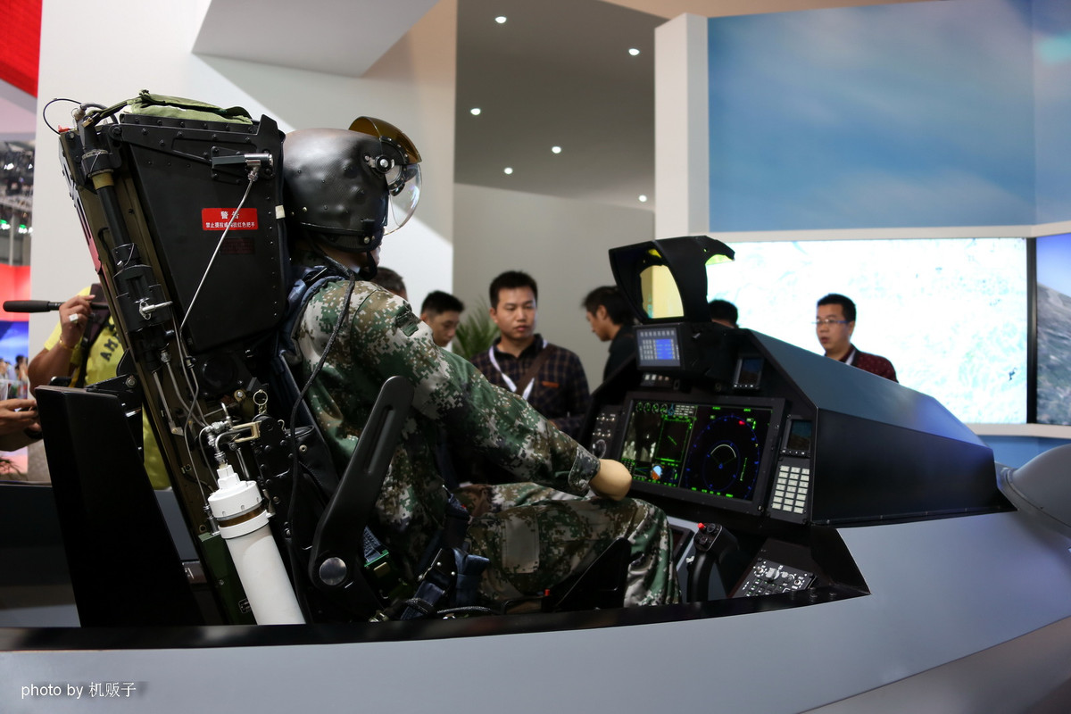 Thậm chí, khoang lái của FC-31 cũng có thiết kế cần điều khiển đặt hai cạnh bên giống F-35 thay vì có một cần đặt giữa hai chân phi công. Hiện tại, Bắc Kinh vẫn chưa lên tiếng trả lời các cáo buộc được phía Mỹ đưa ra. Nguồn ảnh: QQ.