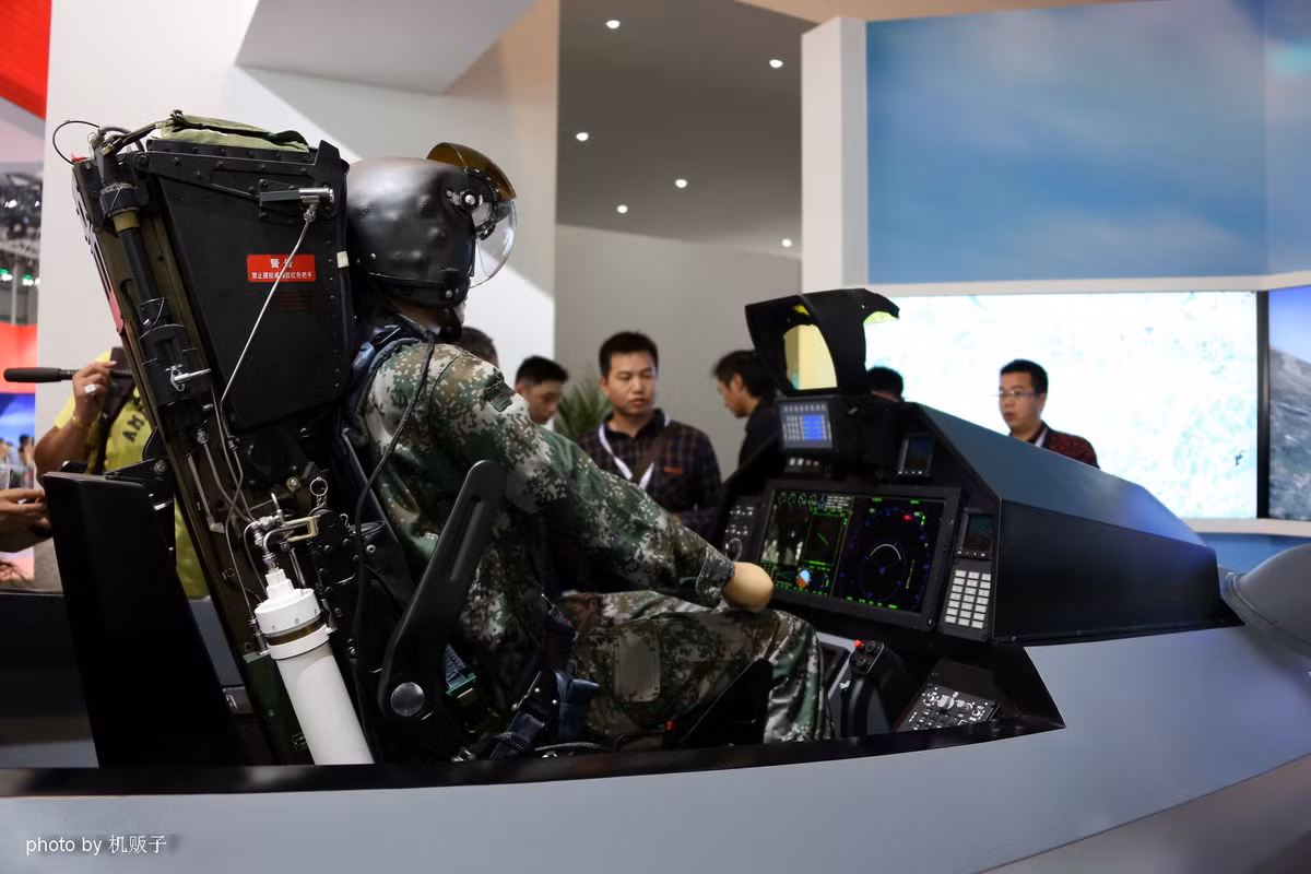 Thậm chí, khoang lái của FC-31 cũng có thiết kế cần điều khiển đặt hai cạnh bên giống F-35 thay vì có một cần đặt giữa hai chân phi công. Hiện tại, Bắc Kinh vẫn chưa lên tiếng trả lời các cáo buộc được phía Mỹ đưa ra. Nguồn ảnh: QQ.