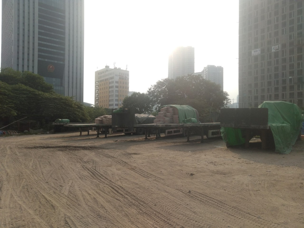 Theo nội dung văn bản: Ủy ban nhân dân quận Cầu Giấy nhận được văn bản số 1353-ĐB/STTTT ngày 01/6/2020 về điểm thông tin từ ngày 29/5 đến 01/6/2020 của Sở Thông tin và Truyền thông Thành phố Hà Nội, trong đó có nội dung về bãi trông giữ xe “khủng” một mặt đối diện công viên Cầu Giấy (Ô đất D30).