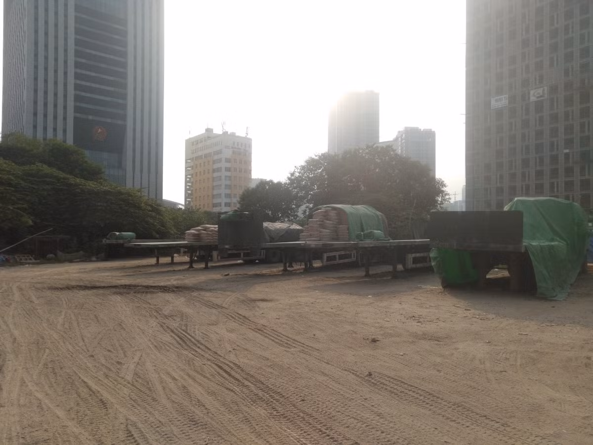 Theo nội dung văn bản: Ủy ban nhân dân quận Cầu Giấy nhận được văn bản số 1353-ĐB/STTTT ngày 01/6/2020 về điểm thông tin từ ngày 29/5 đến 01/6/2020 của Sở Thông tin và Truyền thông Thành phố Hà Nội, trong đó có nội dung về bãi trông giữ xe “khủng” một mặt đối diện công viên Cầu Giấy (Ô đất D30).