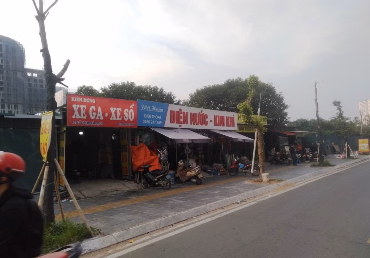 "Trong thời gian tới, UBND quận sẽ tiếp tục chỉ đạo UBND phường Yên Hòa và các đơn vị chức năng thường xuyên kiểm tra, xử lý dứt điểm các tồn tại nêu trên. Trên đây là báo cáo kết quả xử lý thông tin báo nêu của Uỷ ban nhân dân quận Cầu Giấy" - công văn trả lời của UBND phường Yên Hòa nêu.