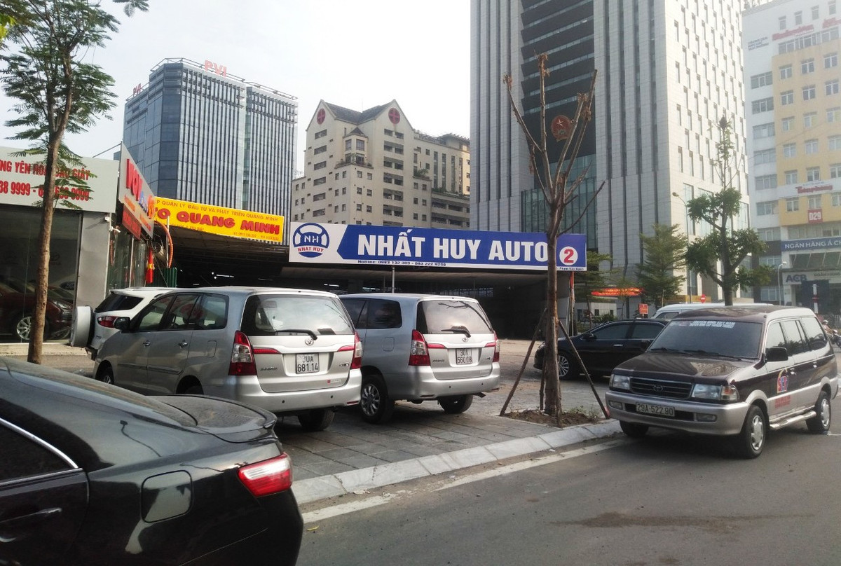 Ngoài bãi trông giữ xe, cơ sở nội thất ô tô vẫn hoạt động bình thường, không có việc tự tháo dỡ hay cưỡng chế tháo dỡ.