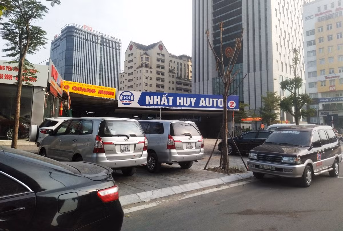 Ngoài bãi trông giữ xe, cơ sở nội thất ô tô vẫn hoạt động bình thường, không có việc tự tháo dỡ hay cưỡng chế tháo dỡ.