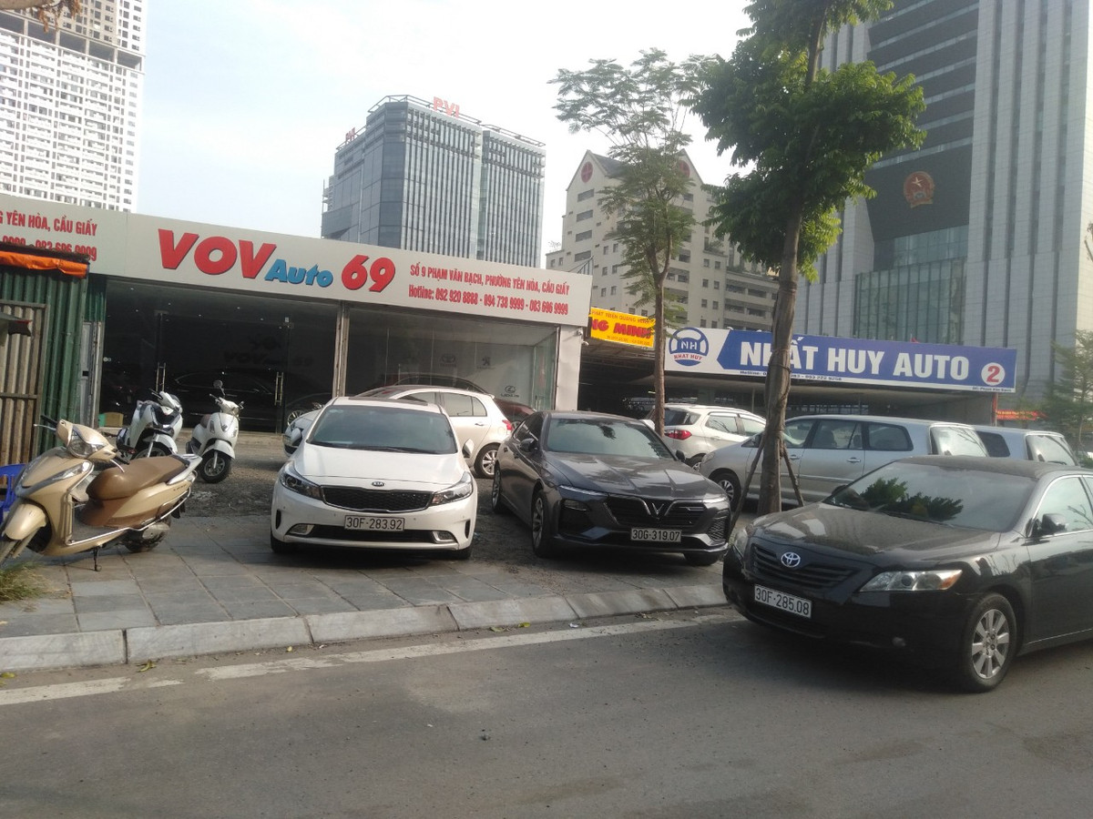 Xe của các showeroom ô tô không chỉ đỗ trên vỉa hè mà còn đậu ngay cả xuống lòng đường.