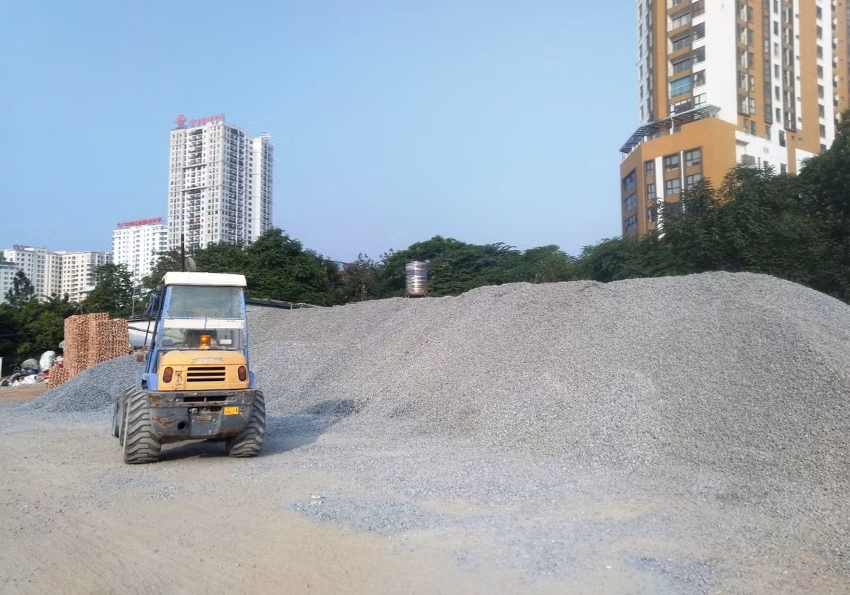 Yêu cầu các cơ sở này dừng ngay toàn bộ hoạt động, tự tháo dỡ toàn bộ lều lớn, di dời toàn bộ tài sản ra khỏi ô đất D30 Khu đô thị mới Cầu Giấy. Ngày 17/6/2020, UBND phường Yên Hòa đã ban hành Thông báo số 78, 79,80, 81, 82, 85/TB-UBND về việc tự dỡ bỏ công trình vi phạm trật tự xây dựng đô thị tại ô đất D30 khu ĐTM Cầu Giấy, phường Yên Hòa.