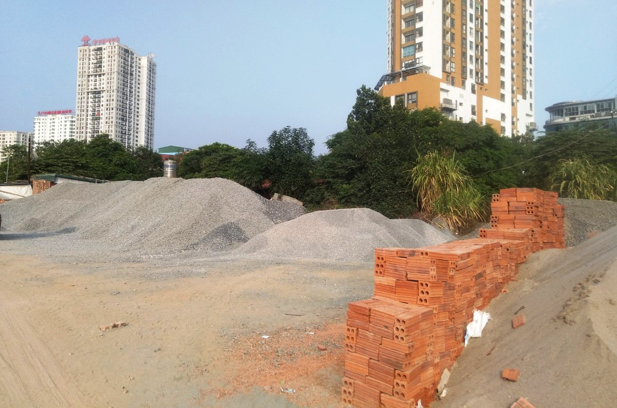 Ngày 16/6/2020, UBND phường Yên Hòa đã lập biên bản kiểm tra đối với các cơ sở trên ô đất D30: Cơ sở nội thất ô tô do ông Nguyễn Tiến Tùng làm chủ; cửa hàng điện nước do ông Lê Quang Hiệu làm chủ, cửa hàng Bờm Gà do ông Hoàng Văn Tiệp làm chủ, cửa hàng sữa chữa xe máy do ông Hoàng Văn Dũng làm chủ.