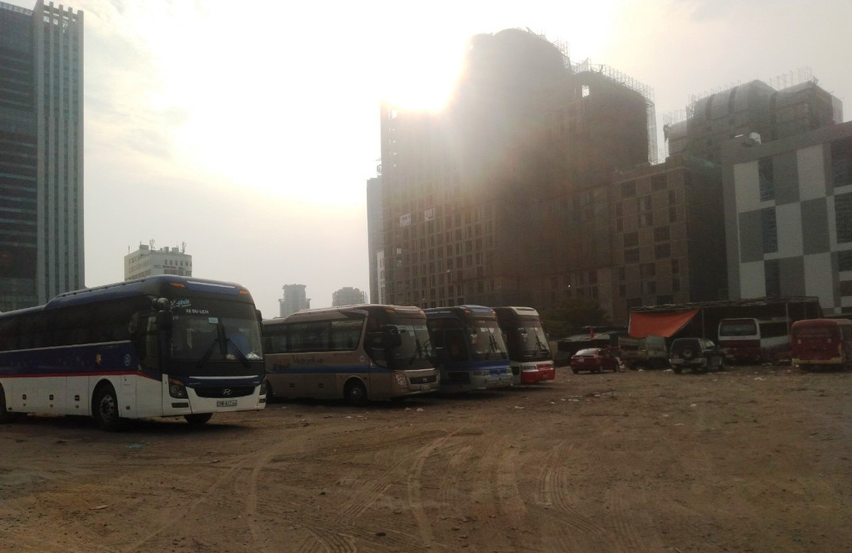 Theo phản ánh, bãi xe này nằm trên diện tích hàng nghìn m2, một mặt đối diện công viên Cầu Giấy, một mặt khác chạy dọc đường Phạm Văn Bạch (Cầu Giấy, Hà Nội). Nội dung phản ánh cho rằng bãi xe này nằm trên đất dự án, mỗi ngày có nhiều lượt xe ra - vào bãi.