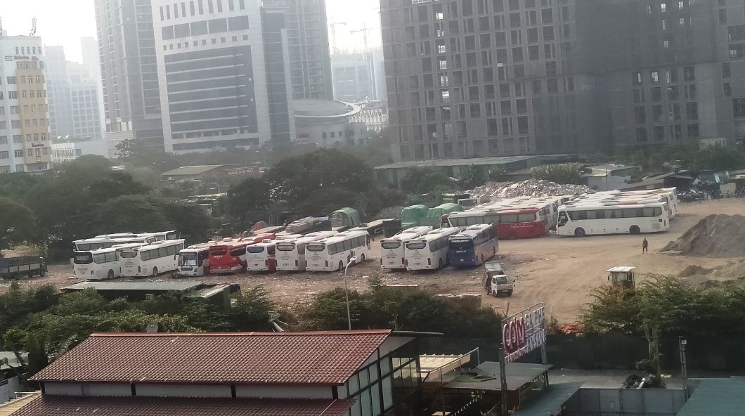 Tại bãi xe, lượng xe thường trực tại đây tương đối lớn, luôn dao động ở mức vài chục xe nằm tạm bợ trên bãi đất trống đang chờ dự án triển khai. Nhận được phản ánh từ Báo Kiến Thức, UBND quận Cầu Giấy đã có văn bản trả lời.