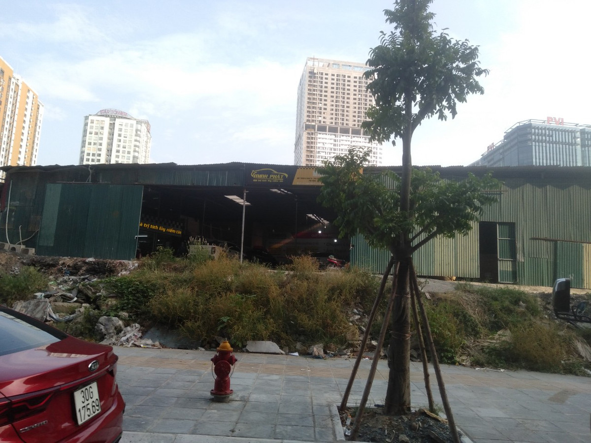 Tất cả mọi hoạt động vẫn diễn ra bình thường như chưa hề có bất cứ việc kiểm tra, yêu cầu dừng hoạt động, tháo dỡ công trình vi phạm từ phường Yên Hòa và quận Cầu Giấy.