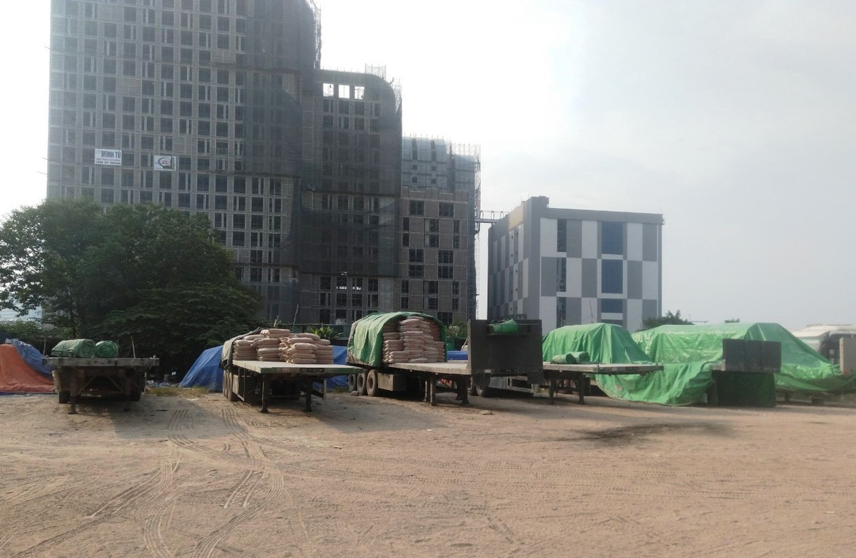 Ngày 8/6/2020, UBND phường Yên Hòa đã có Quyết định số 97/QĐ-XPVPHC về việc hoạt động kinh doanh sửa chữa xe ô tô đối với ông Vũ Hoàn; Quyết định số 98/QĐ-XPVPHC về việc hoạt động kinh doanh giữ xe không phép đối với ông Nguyễn Văn Hiếu.