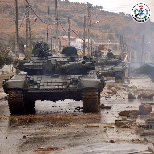 37 xe tăng đang hành quân tới Hmeymin có thể là “hàng mới, nóng” mà Quân đội Nga dành cho Quân đội Syria. Danh tính loại xe tăng hiện không được tiết lộ, có thể liên quan tới lô T-72AV mới được cung cấp cho Quân đội Syria. Nguồn ảnh: SyriaL