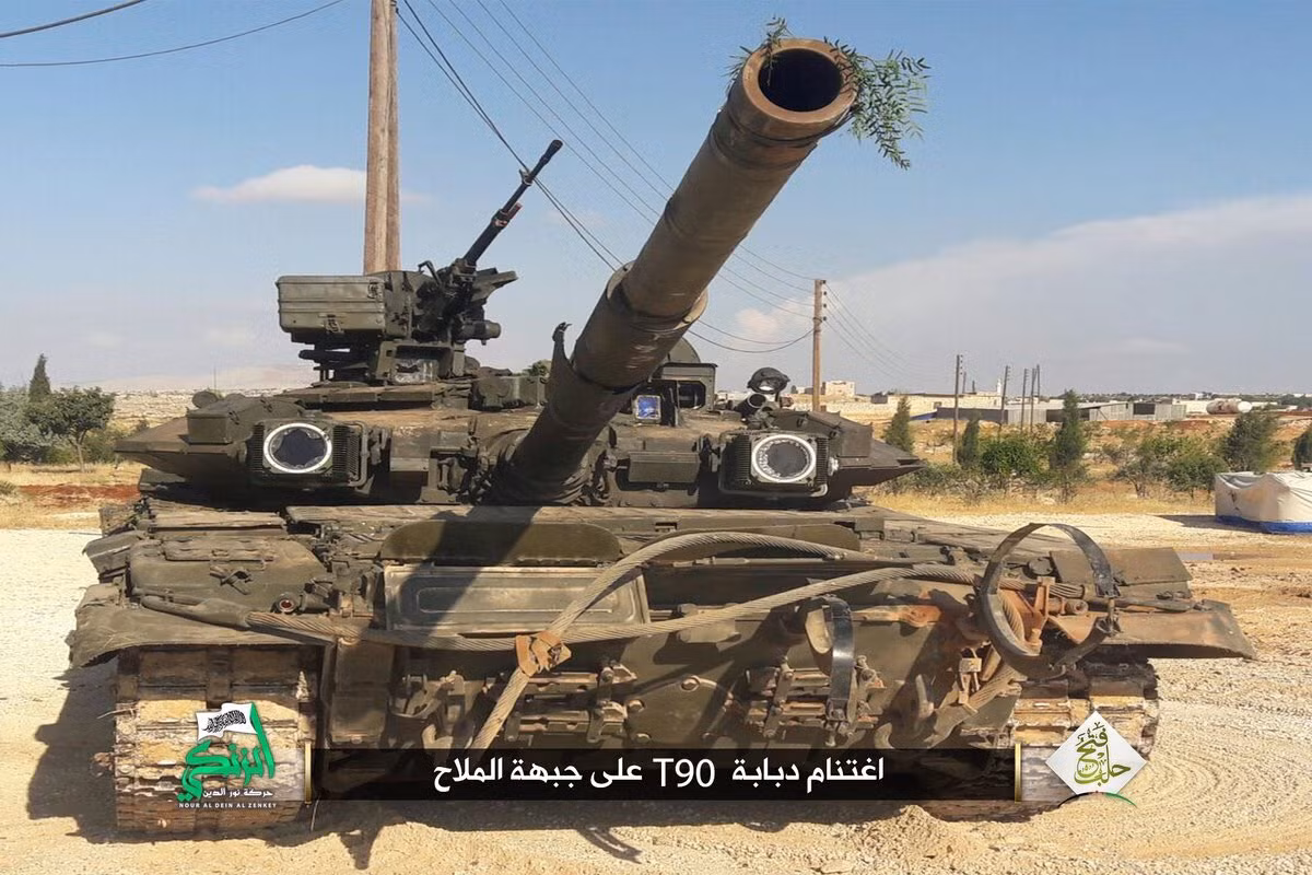Mặc dù có lớp bảo vệ tương đối tốt, tuy nhiên đã ghi nhận một vài xe tăng T-90 bị phiến quân bắt sống tại Syria. Hầu hết chúng đều bị bắn hỏng và buộc phải bỏ lại chiến trường, nhưng có thể sửa chữa (trong điều kiện cho phép) để hoạt động trở lại. Chưa ghi nhận trường hợp nào T-90 bị phá hủy hoàn toàn. Nguồn ảnh: SouthFront