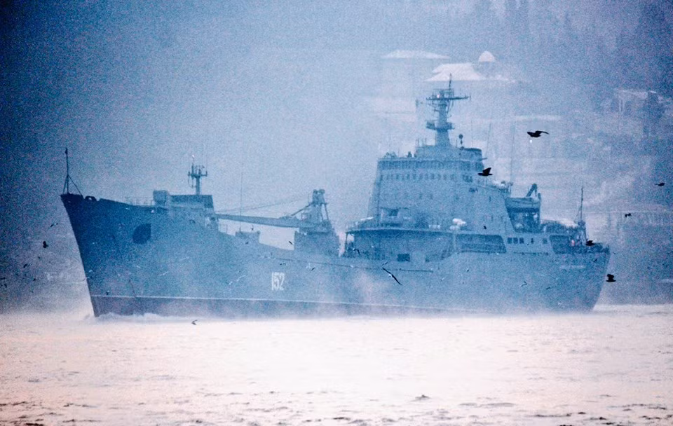 Theo mạng chuyên về tình hình chiến sự Syria, một đoàn xe quân sự Nga gồm khoảng 100 chiếc, trong đó có 37 xe tăng chiến đấu chủ lực đang hành quân từ cảng Tartus hướng về Hmeymim, Latakia. Đáng chú ý, số xe tăng này vừa được tàu đổ bộ lớp Ropucha vận chuyển tới Tartus cách đây mấy ngày. Trong ảnh, tàu đổ bộ Nga vượt eo biển Bospharus tới Địa Trung Hải. Nguồn ảnh: SyriaL