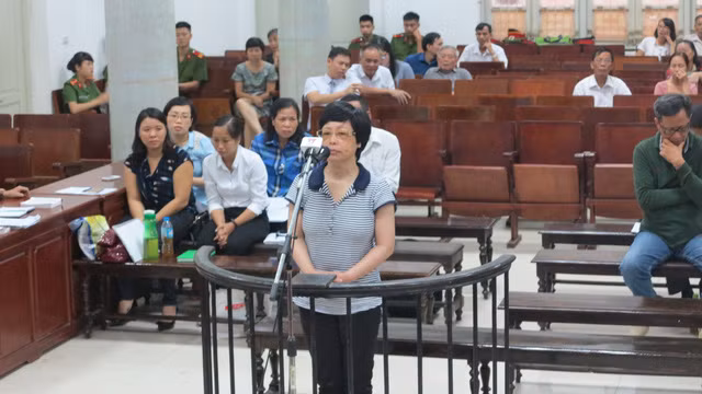 Cựu ĐBQH Châu Thị Thu Nga tại phiên sơ thẩm. Nguồn ảnh: Tuổi Trẻ