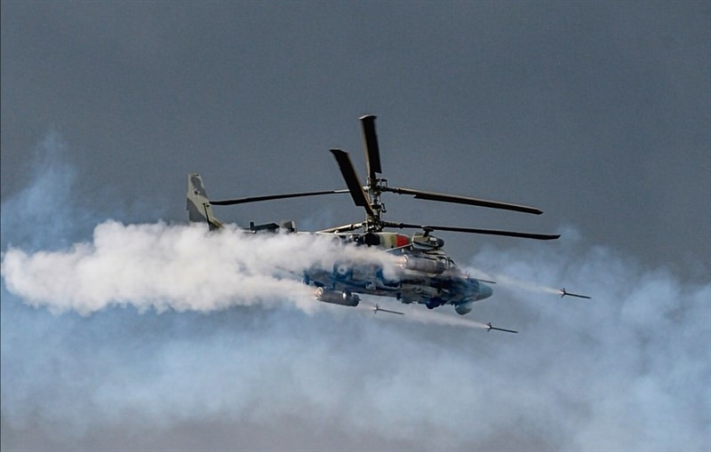 Tên lửa chống tăng của Ka-52 xuyên giáp nhỉnh hơn so với tên lửa "Lửa địa ngục" (Hellfire) của Apache. Hellfire có khả năng xuyên giáp đồng nhất (RHA) 800mm. Trong khi Ataka của Ka-52 xuyên giáp đến 950mm và Vikhr có thể xuyên đến 1.000mm giáp RHA. Nhưng điểm hạn chế là do thiết kế của Ka-52 chỉ có thể mang 12 tên lửa chống tăng, trong khi Apache mang đến 16 tên lửa.