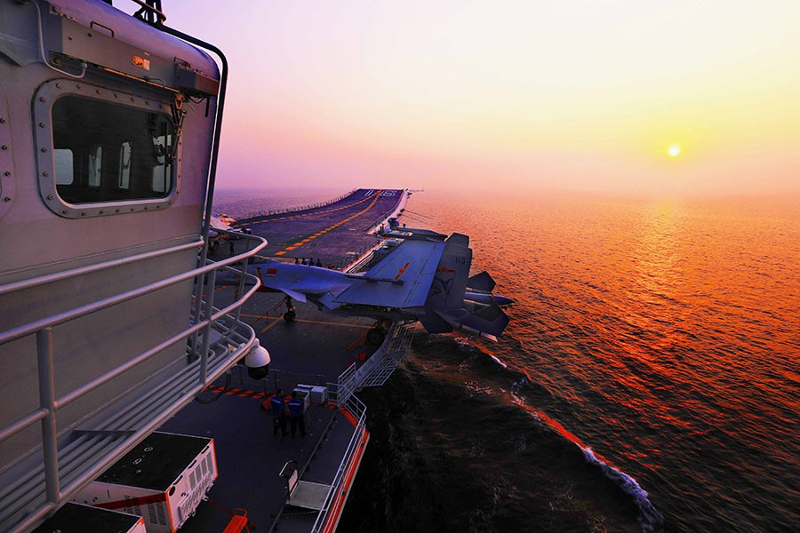 Cụ thể, cả tàu sân bay Liêu Ninh lẫn Sơn Đông đều dựa trên tàu sân bay lớp Kuznetsov do Liên Xô thiết kế vào những năm 1980. Một “di sản” vẫn cản trở hiệu quả của 2 con tàu này, đó là hệ thống cất cánh cự ly ngắn cùng cáp hãm đà (STOBAR).