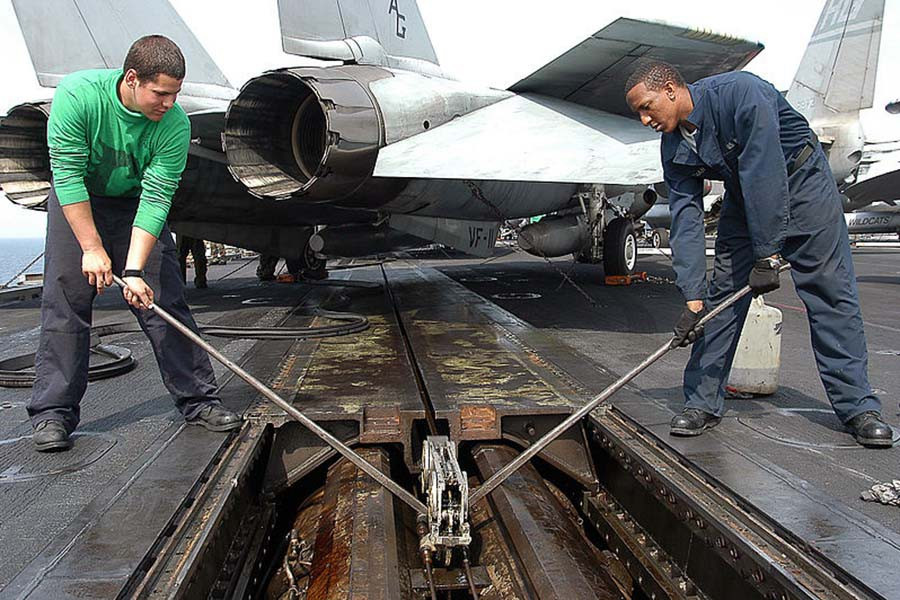 Ngược lại, các tàu sân bay Mỹ sử dụng máy phóng chạy bằng hơi nước và hiện đại nhất là máy phóng điện từ nên có thể phóng đủ loại: chiến đấu cơ, máy bay ném bom, máy bay giám sát và kiểm soát đường không, thậm chí cả tàu vận tải nhỏ.