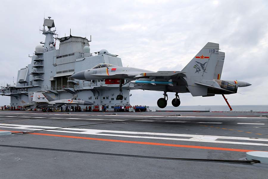 J-15 cũng là máy bay chiến đấu trên tàu sân bay nặng nhất đang trong biên chế, điều tối kỵ với hệ thống STOBAR. Trọng lượng rỗng của J-15 hoặc không có nhiên liệu hoặc vũ khí, lơn hơi nhiều so với F Super Hornet và F-35C.