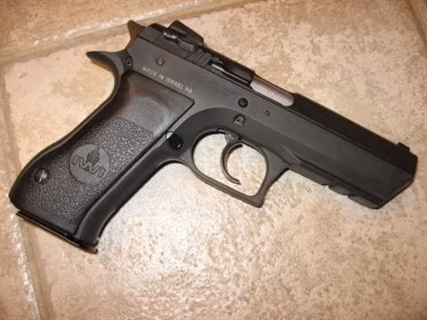 Jericho 941 là mẫu súng ngắn bán tự động được Tập đoàn chế tạo vũ khí IWI của Israel chế tạo vào những năm 1990 dựa trên sự kết hợp bộ đôi súng ngắn Tanfoglio của Italia và CZ-75 nổi tiếng của Tiệp Khắc.