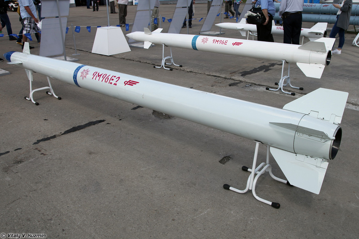 Ưu điểm của tên lửa 9M96 đó là nó gọn nhẹ và vận động rất linh hoạt ở độ cao thấp, trong khi đây là nhược điểm của các loại đạn tầm xa cồng kềnh thuộc dòng 48N6 vẫn được trang bị cho S-300/400.