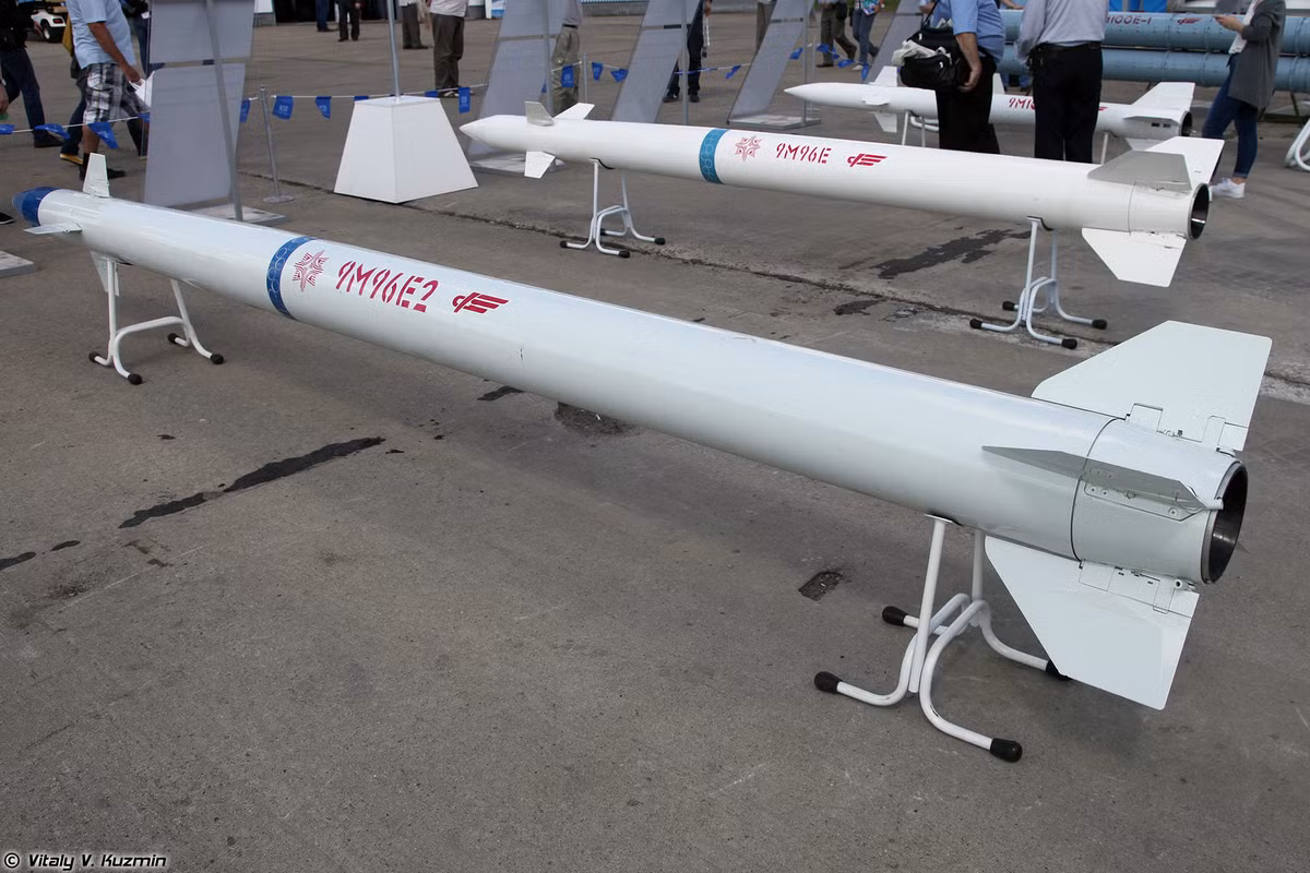 Ưu điểm của tên lửa 9M96 đó là nó gọn nhẹ và vận động rất linh hoạt ở độ cao thấp, trong khi đây là nhược điểm của các loại đạn tầm xa cồng kềnh thuộc dòng 48N6 vẫn được trang bị cho S-300/400.