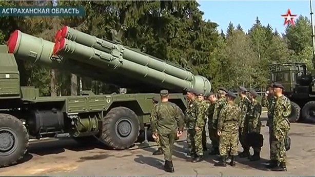 Xe 51P6A mang theo 2 ống phóng dành cho tên lửa 48N6E2 cự ly tác chiến 200 km chuyên đánh tầm cao, đi kèm 4 ống phóng của tên lửa tầm trung 9M96 chuyên chống lại các mục tiêu bay thấp.