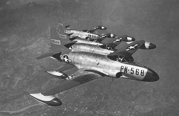 Có khoảng 20 máy bay xếp hàng với những ngôi sao trên thân phi cơ sơn màu xanh lá cây. Không cần suy nghĩ kỹ, các phi công Mỹ đã bắn nhiều phát đạn về phía chúng, quay đầu và bay đi.