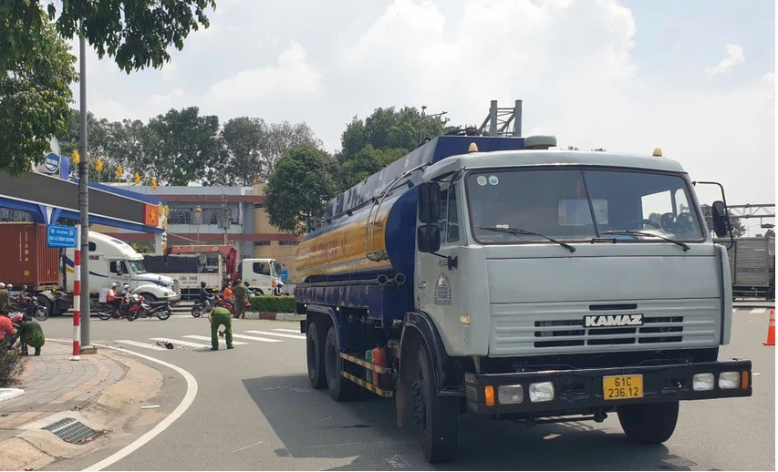 Nguoi phu nu tu vong thuong tam duoi gam xe bon