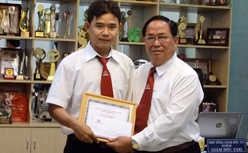 Lạ lùng nhièu “dại gia” bo lai hon 5 tỷ tren taxi Vinasun