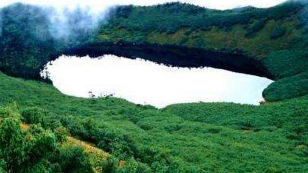 Mê nhân hồ quanh năm nước dồi dào, được hình thành bởi nước mưa và tuyết tan, mặt nước bốn mùa yên ả, ngay cả khi có gió lớn cũng không hề lay động